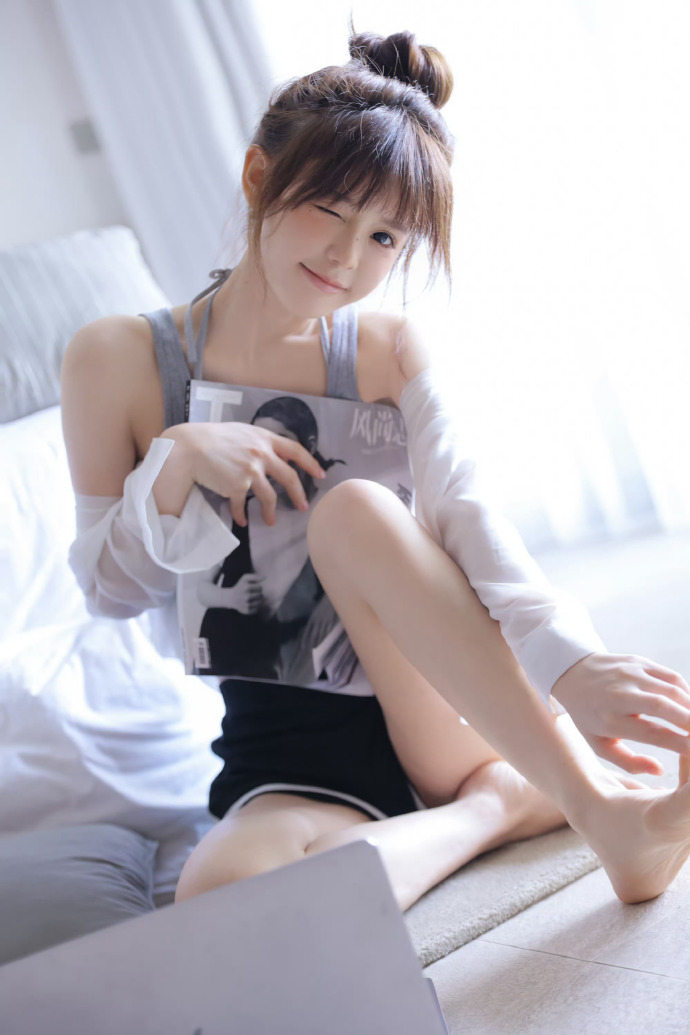 他是谁 海报
